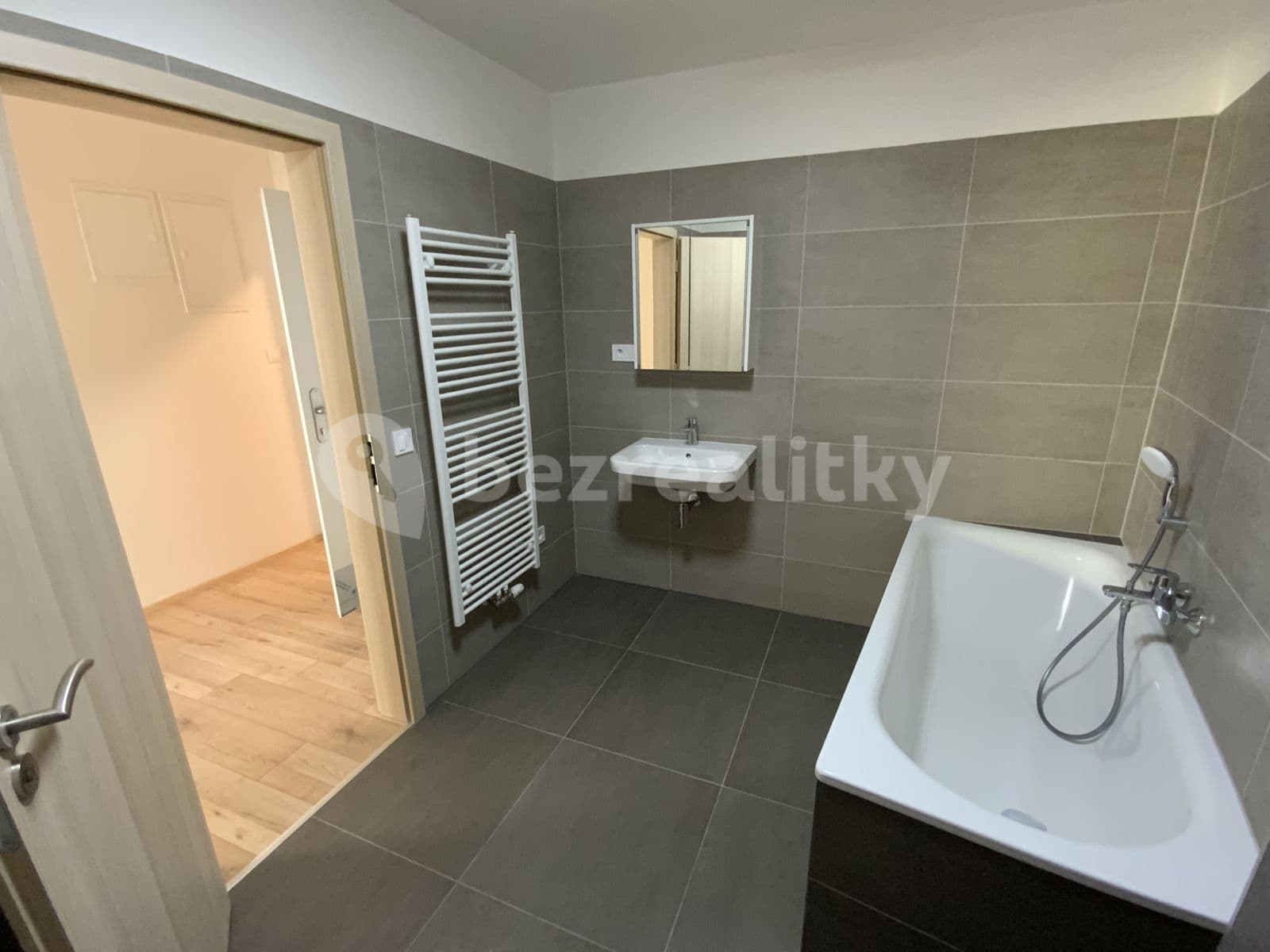 Studio flat to rent, 65 m², Masarykovo náměstí, Šlapanice, Jihomoravský Region Studio flat to rent, 65 m², Masarykovo náměstí, Šlapanice, Jihomoravský Region