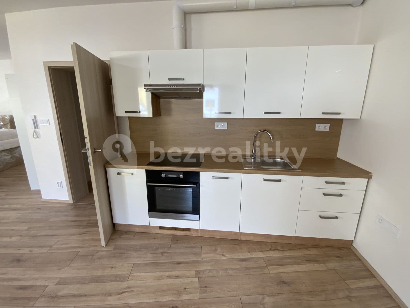 Studio flat to rent, 65 m², Masarykovo náměstí, Šlapanice, Jihomoravský Region Studio flat to rent, 65 m², Masarykovo náměstí, Šlapanice, Jihomoravský Region