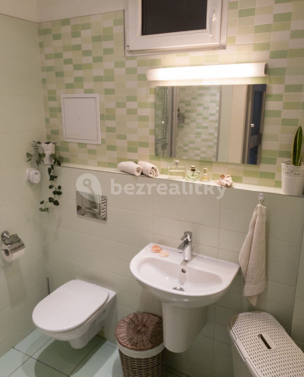1 bedroom with open-plan kitchen flat to rent, 43 m², Čestmírova, Prague, Prague 1 bedroom with open-plan kitchen flat to rent, 43 m², Čestmírova, Prague, Prague
