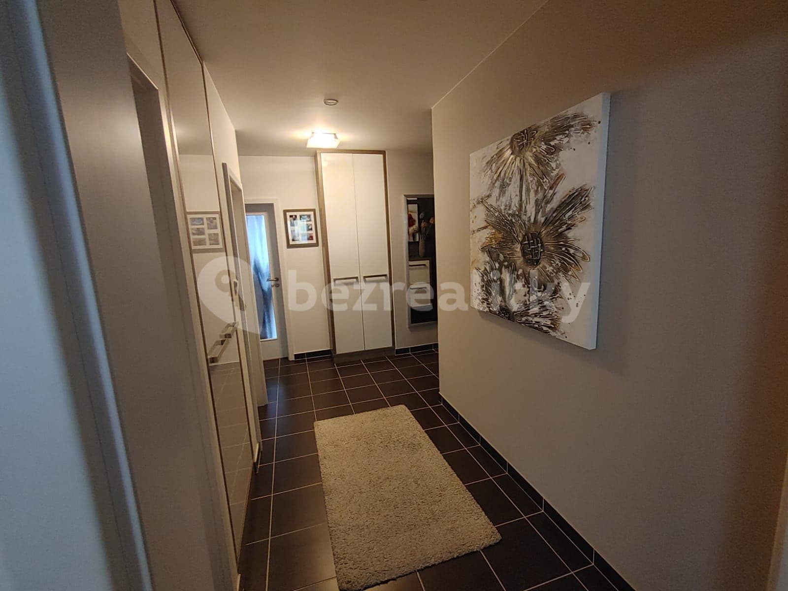 2 bedroom with open-plan kitchen flat to rent, 82 m², U Svobodárny, Prague, Prague 2 bedroom with open-plan kitchen flat to rent, 82 m², U Svobodárny, Prague, Prague