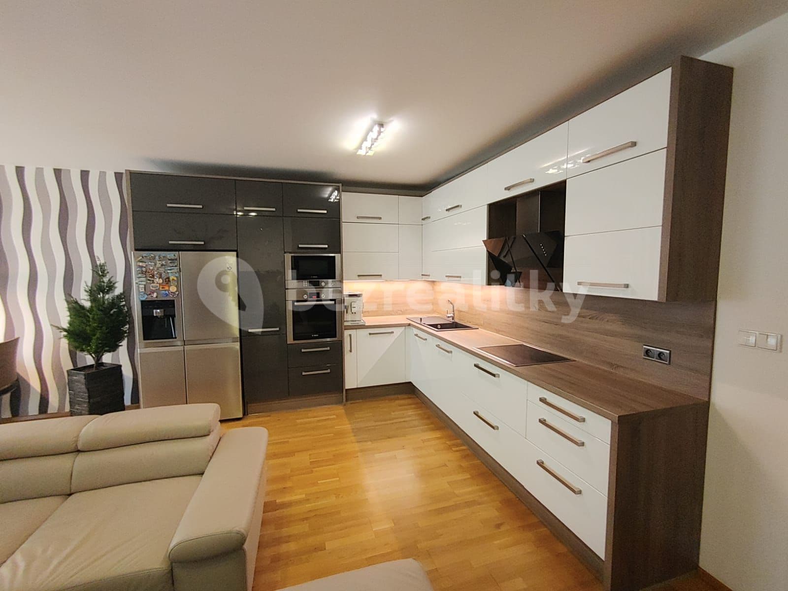 2 bedroom with open-plan kitchen flat to rent, 82 m², U Svobodárny, Prague, Prague 2 bedroom with open-plan kitchen flat to rent, 82 m², U Svobodárny, Prague, Prague