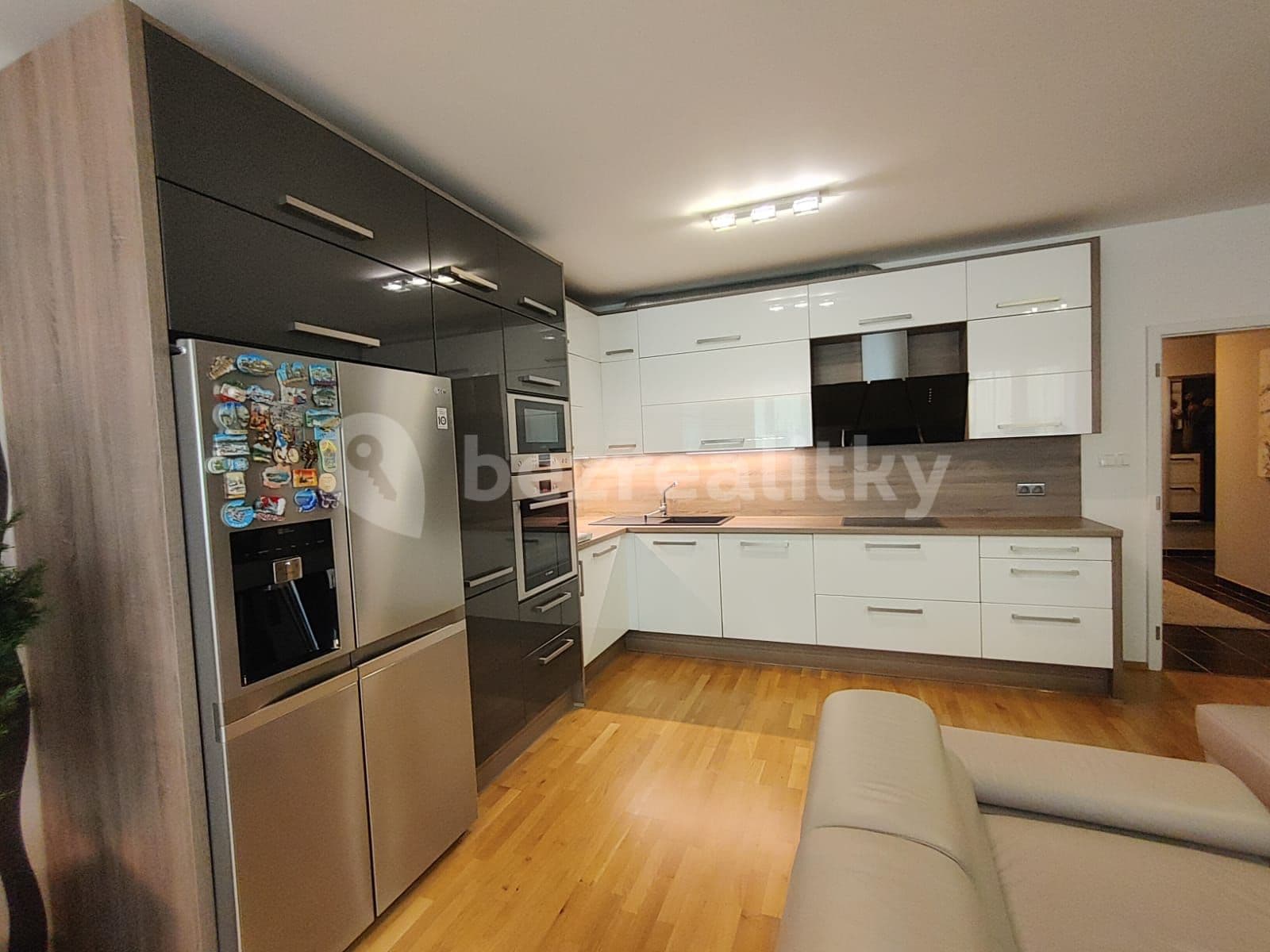 2 bedroom with open-plan kitchen flat to rent, 82 m², U Svobodárny, Prague, Prague 2 bedroom with open-plan kitchen flat to rent, 82 m², U Svobodárny, Prague, Prague