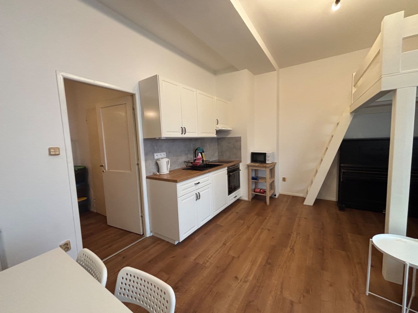 Studio flat to rent, 34 m², Londýnská, Prague, Prague Studio flat to rent, 34 m², Londýnská, Prague, Prague