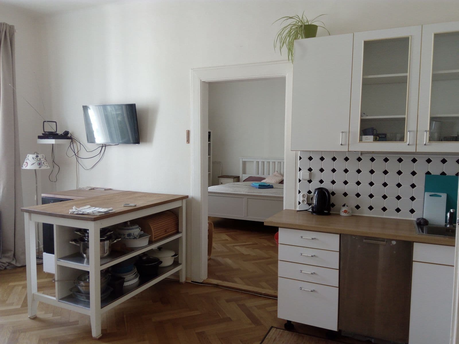 2 bedroom with open-plan kitchen flat to rent, 88 m², Ostromečská, Prague, Prague 2 bedroom with open-plan kitchen flat to rent, 88 m², Ostromečská, Prague, Prague