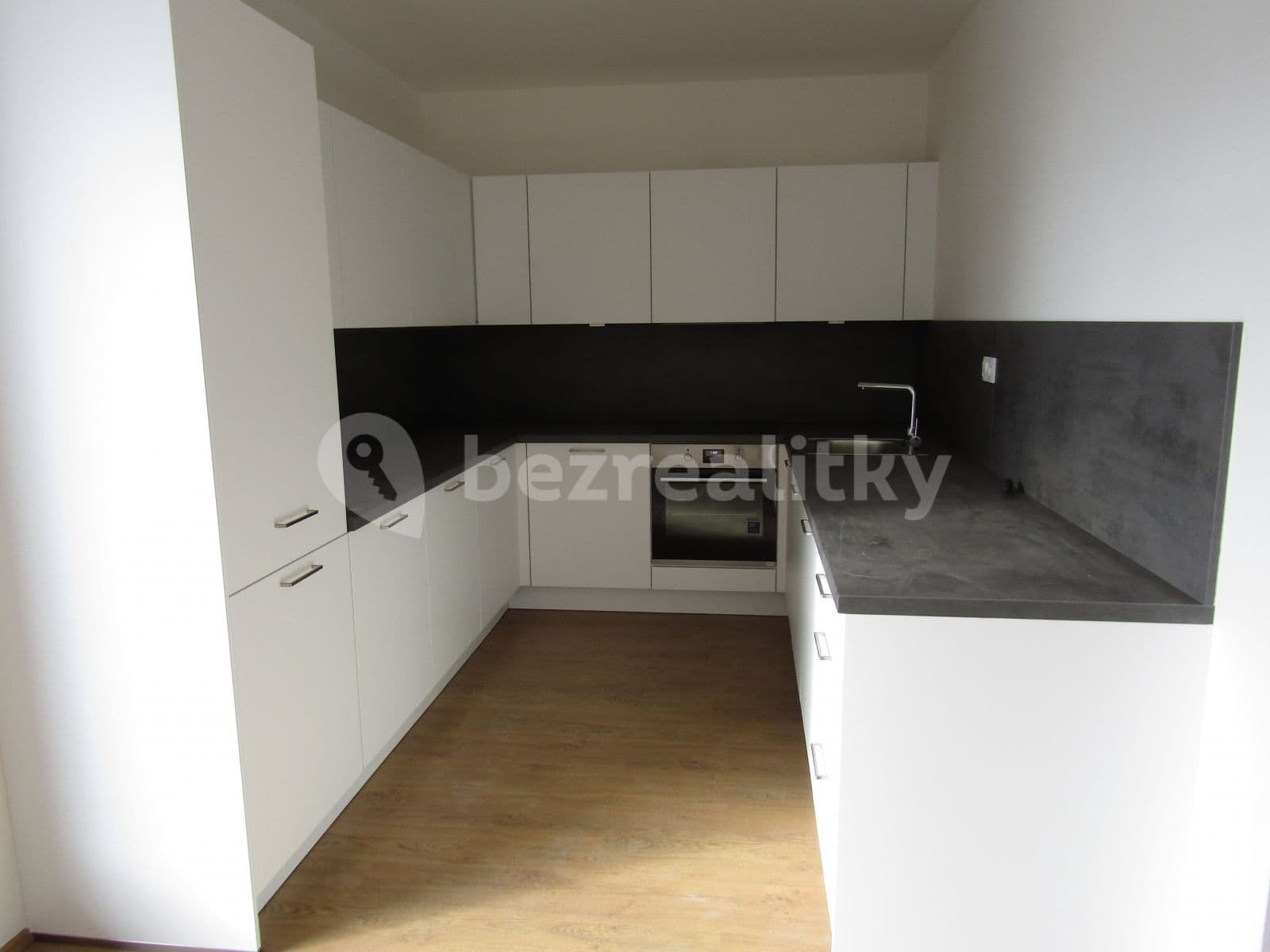 3 bedroom with open-plan kitchen flat to rent, 118 m², Škrábkových, Prague, Prague 3 bedroom with open-plan kitchen flat to rent, 118 m², Škrábkových, Prague, Prague