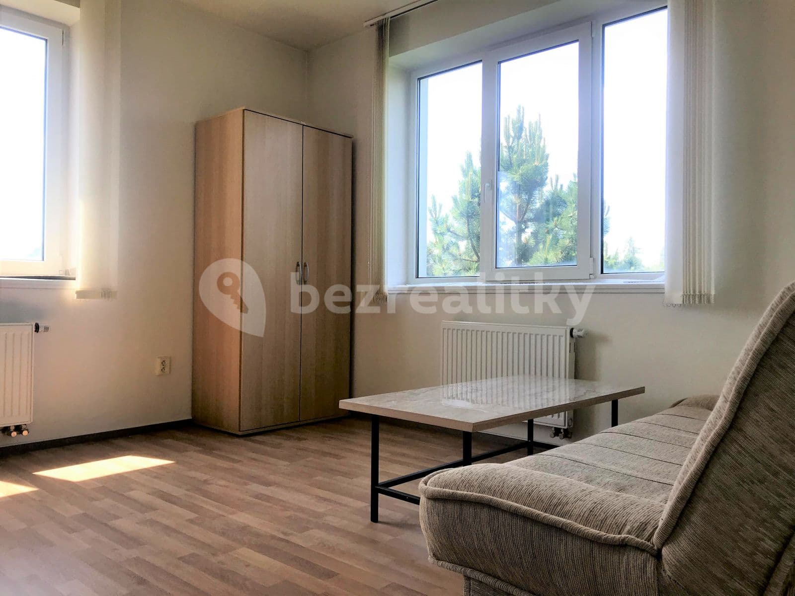 Studio flat to rent, 20 m², U Křížku, Průhonice, Středočeský Region Studio flat to rent, 20 m², U Křížku, Průhonice, Středočeský Region