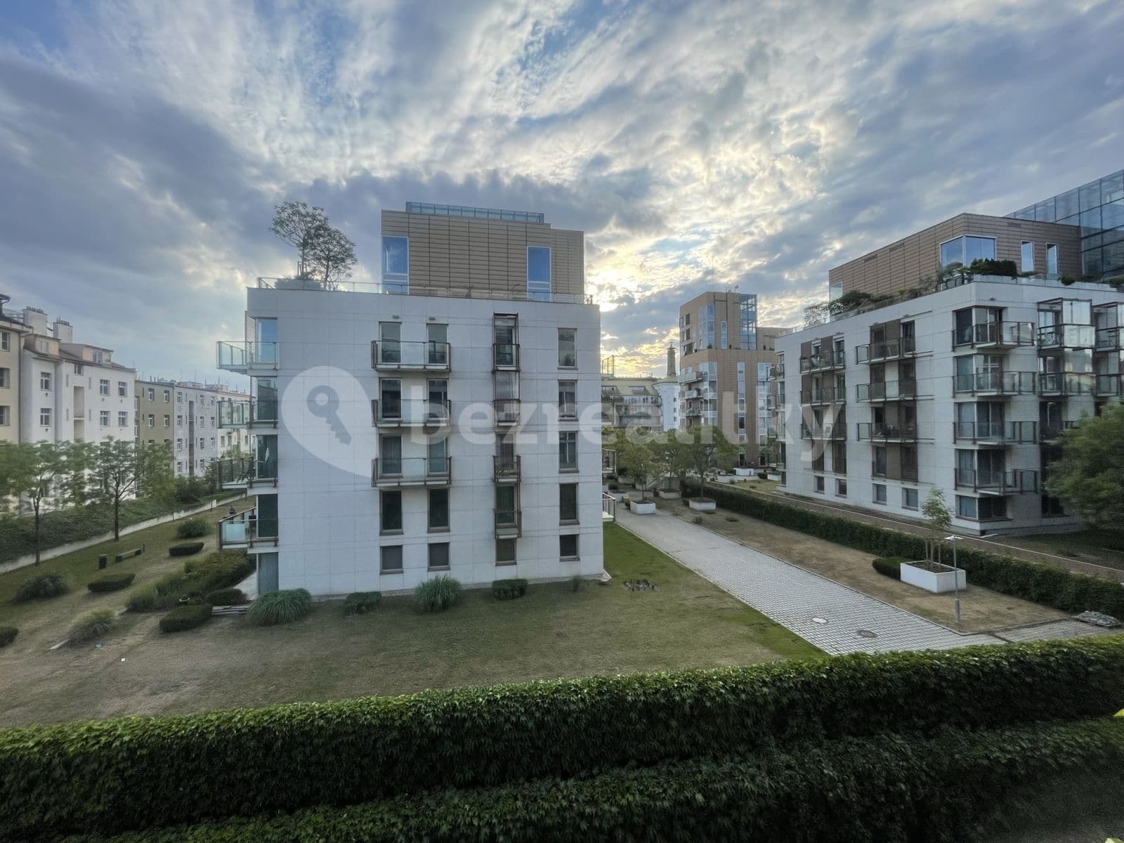 1 bedroom with open-plan kitchen flat to rent, 69 m², Korunní, Prague, Prague 1 bedroom with open-plan kitchen flat to rent, 69 m², Korunní, Prague, Prague