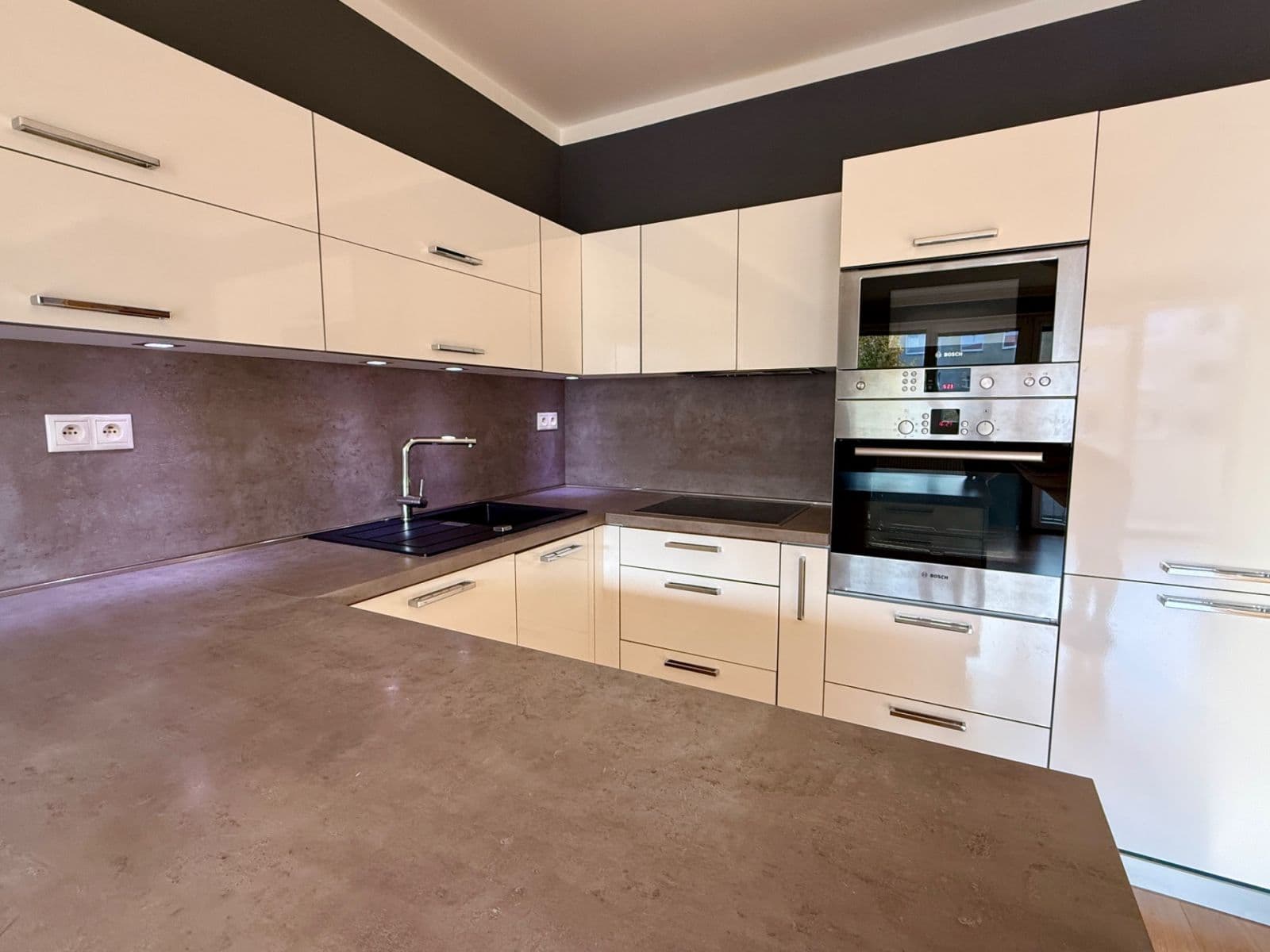 2 bedroom with open-plan kitchen flat to rent, 92 m², Kytlická, Prague, Prague 2 bedroom with open-plan kitchen flat to rent, 92 m², Kytlická, Prague, Prague