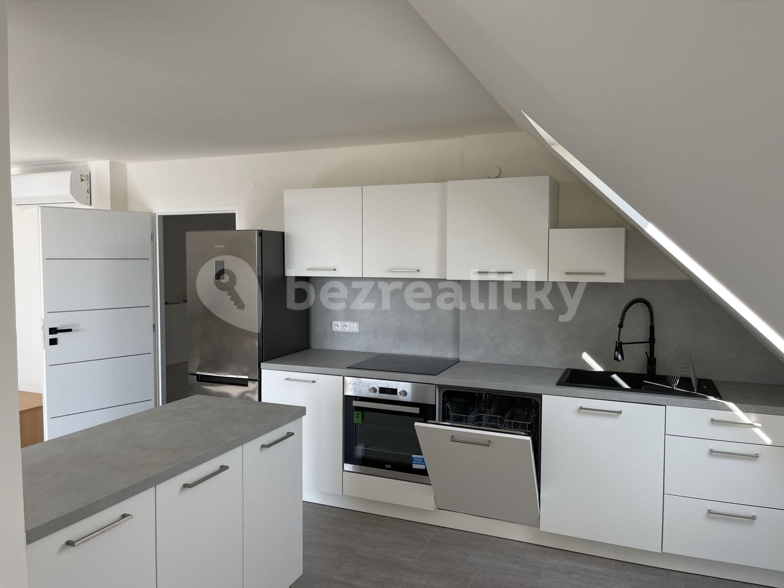 2 bedroom with open-plan kitchen flat to rent, 120 m², Severní, Horoměřice, Středočeský Region 2 bedroom with open-plan kitchen flat to rent, 120 m², Severní, Horoměřice, Středočeský Region