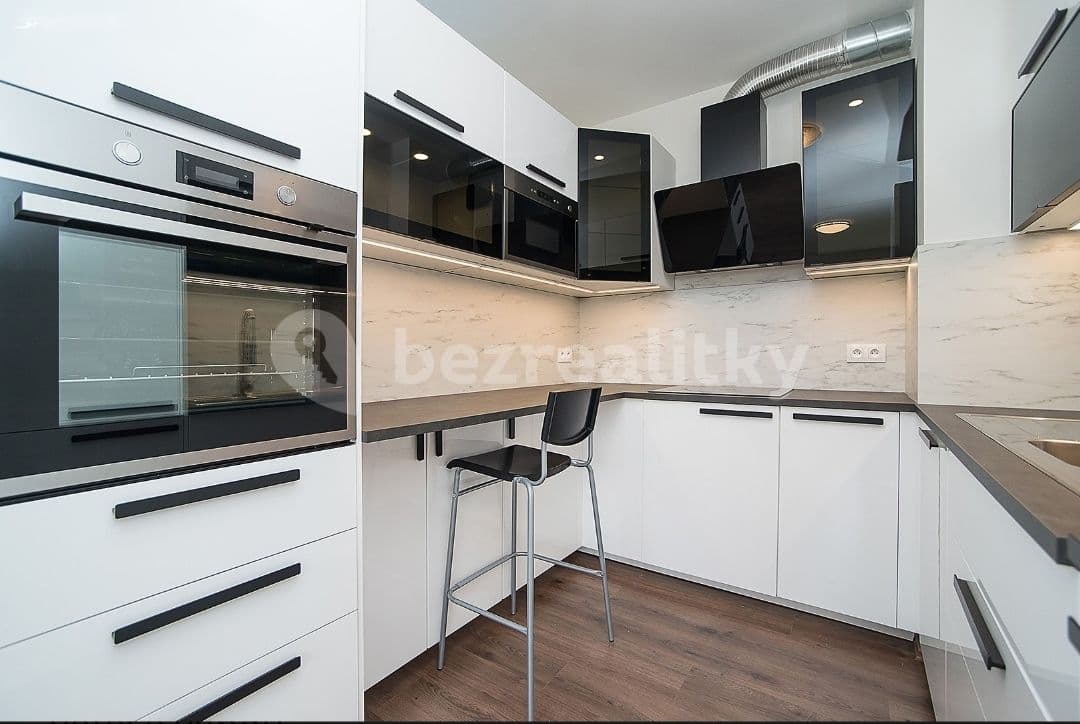 3 bedroom with open-plan kitchen flat to rent, 85 m², Sicherova, Prague, Prague 3 bedroom with open-plan kitchen flat to rent, 85 m², Sicherova, Prague, Prague