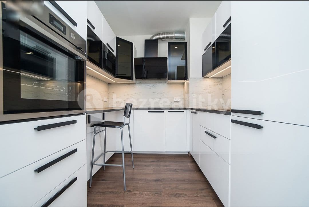 3 bedroom with open-plan kitchen flat to rent, 85 m², Sicherova, Prague, Prague 3 bedroom with open-plan kitchen flat to rent, 85 m², Sicherova, Prague, Prague