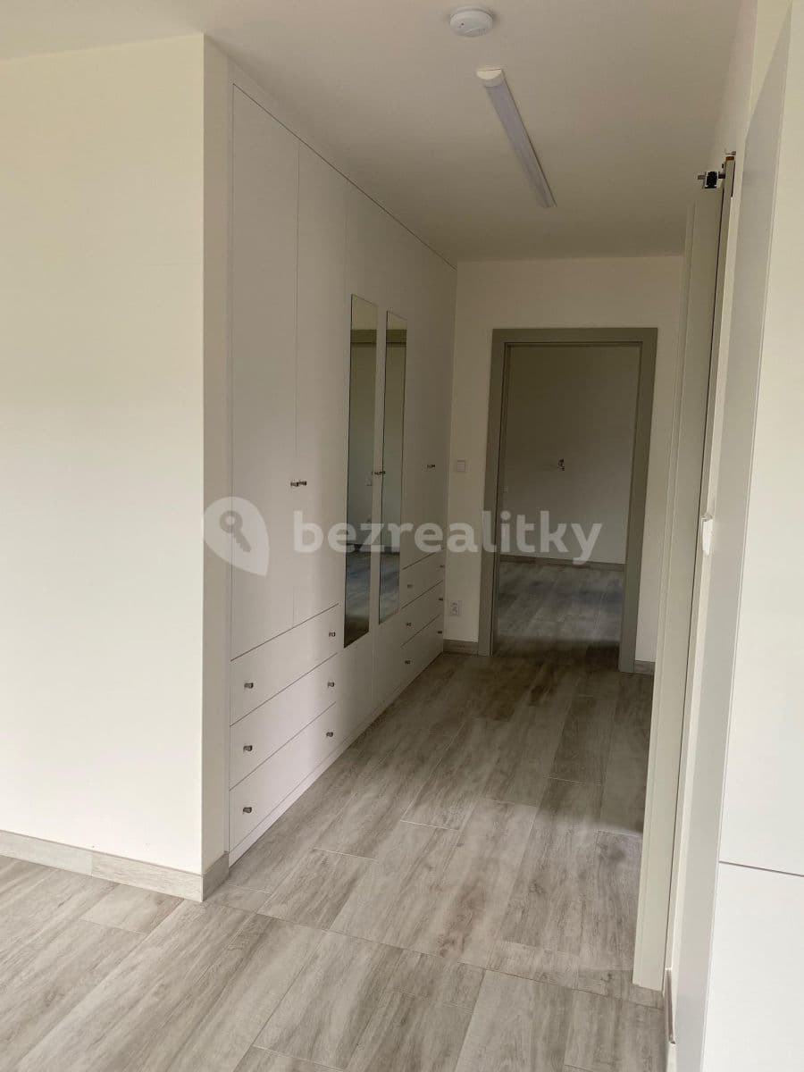 1 bedroom with open-plan kitchen flat to rent, 86 m², Tyršova, Nučice, Středočeský Region