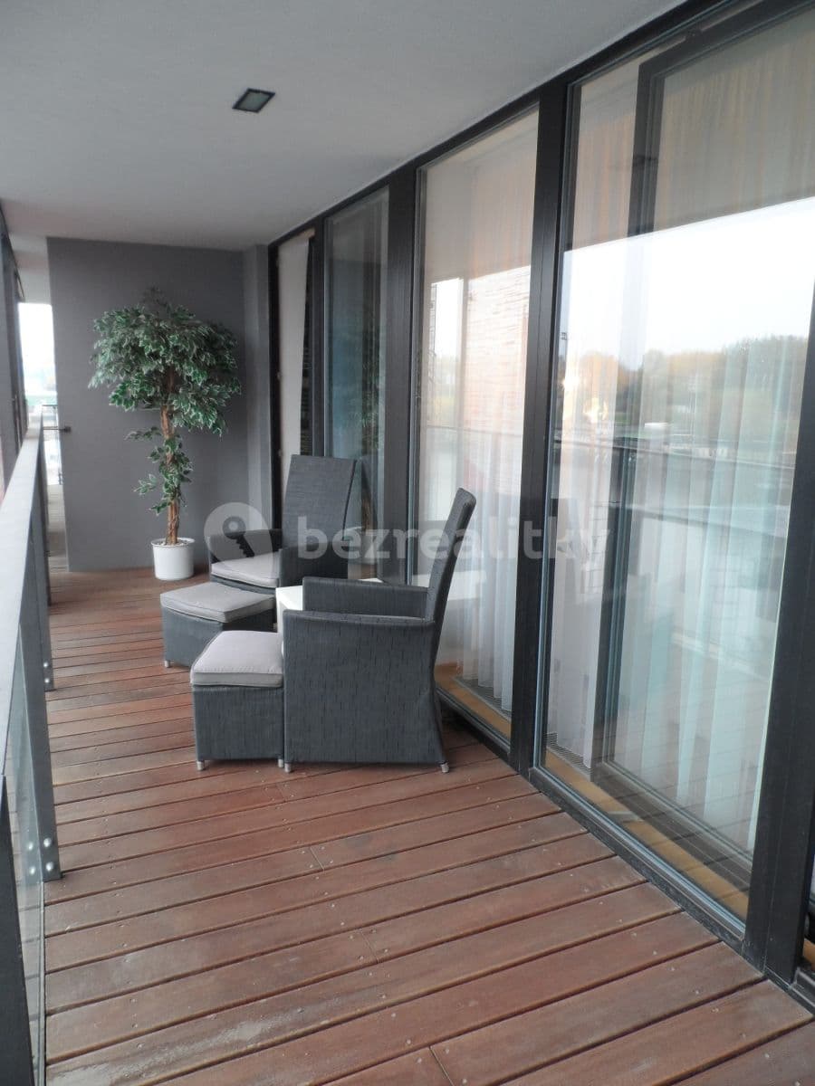 1 bedroom with open-plan kitchen flat to rent, 72 m², V Přístavu, Prague, Prague 1 bedroom with open-plan kitchen flat to rent, 72 m², V Přístavu, Prague, Prague