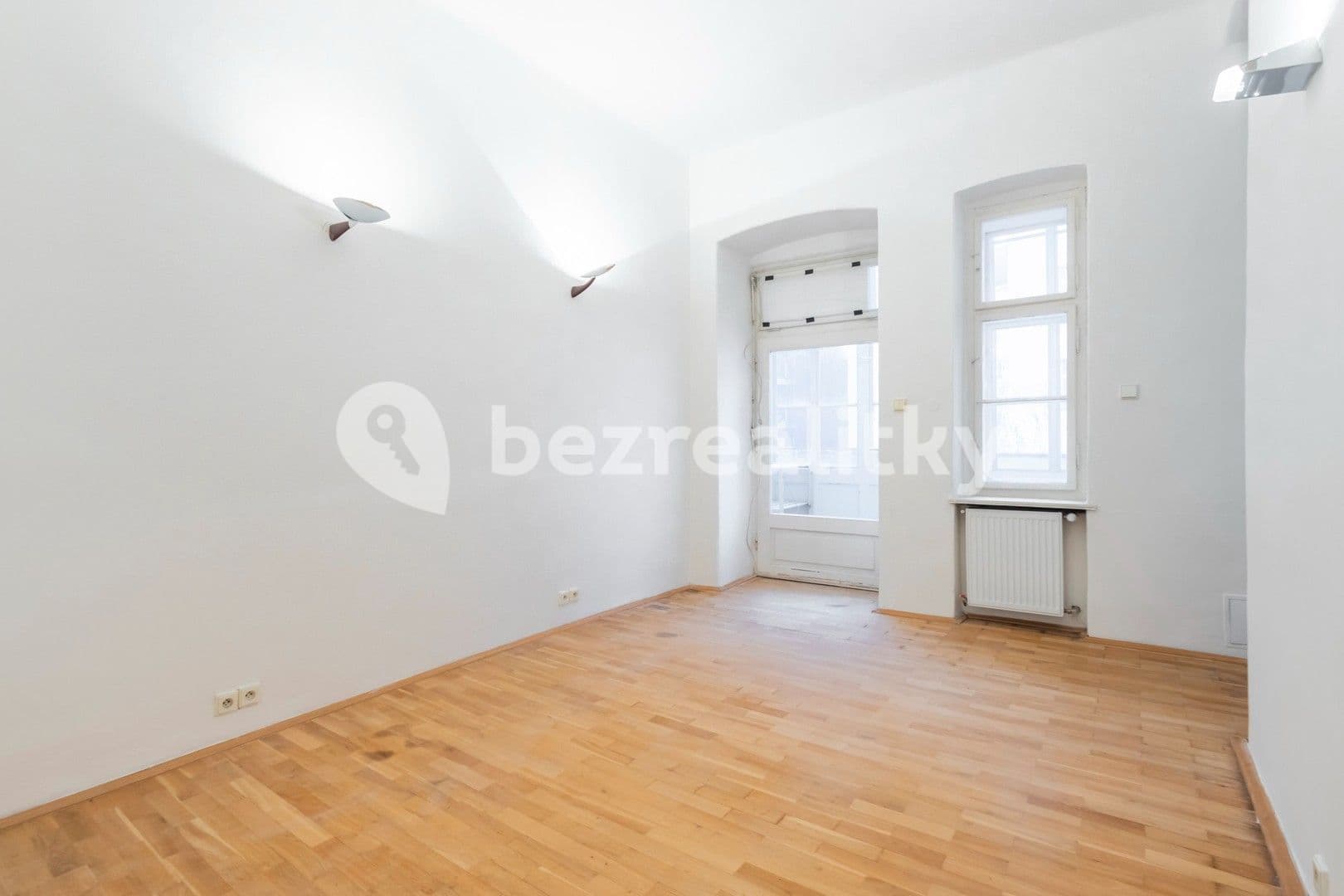 3 bedroom flat to rent, 92 m², Roháčova, Prague, Prague