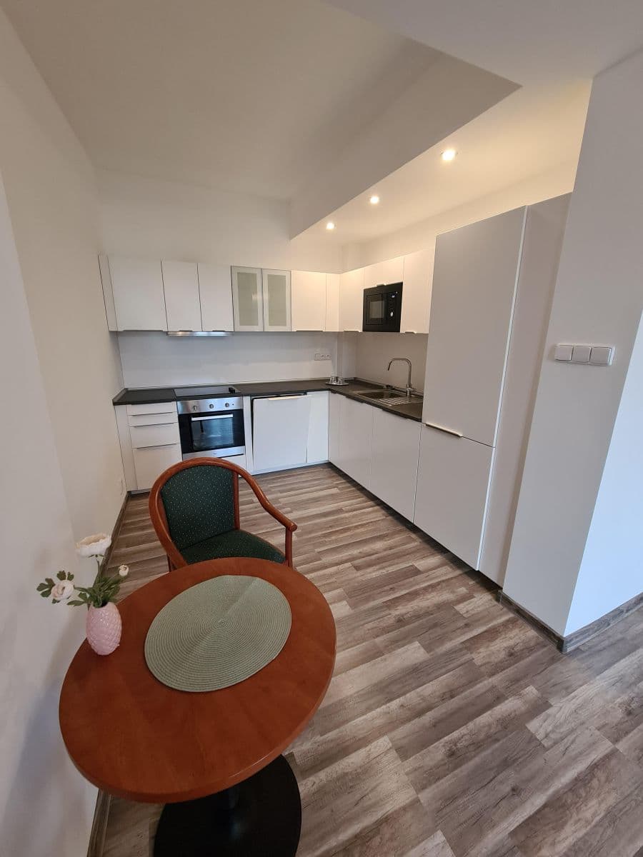 Studio flat to rent, 55 m², Masarykovo náměstí, Brandýs nad Labem-Stará Boleslav, Středočeský Region Studio flat to rent, 55 m², Masarykovo náměstí, Brandýs nad Labem-Stará Boleslav, Středočeský Region