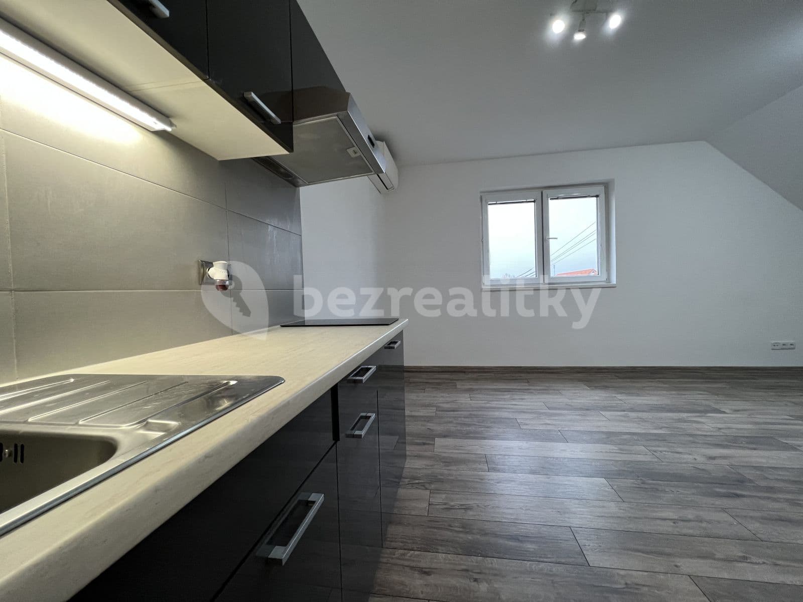 Studio flat to rent, 33 m², Nad Vápenkami, Kladno, Středočeský Region Studio flat to rent, 33 m², Nad Vápenkami, Kladno, Středočeský Region