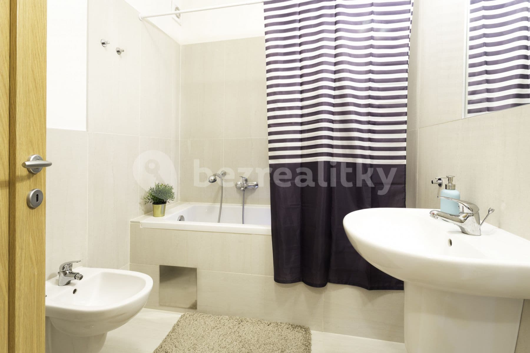 1 bedroom with open-plan kitchen flat to rent, 55 m², Rumunská, Prague, Prague 1 bedroom with open-plan kitchen flat to rent, 55 m², Rumunská, Prague, Prague