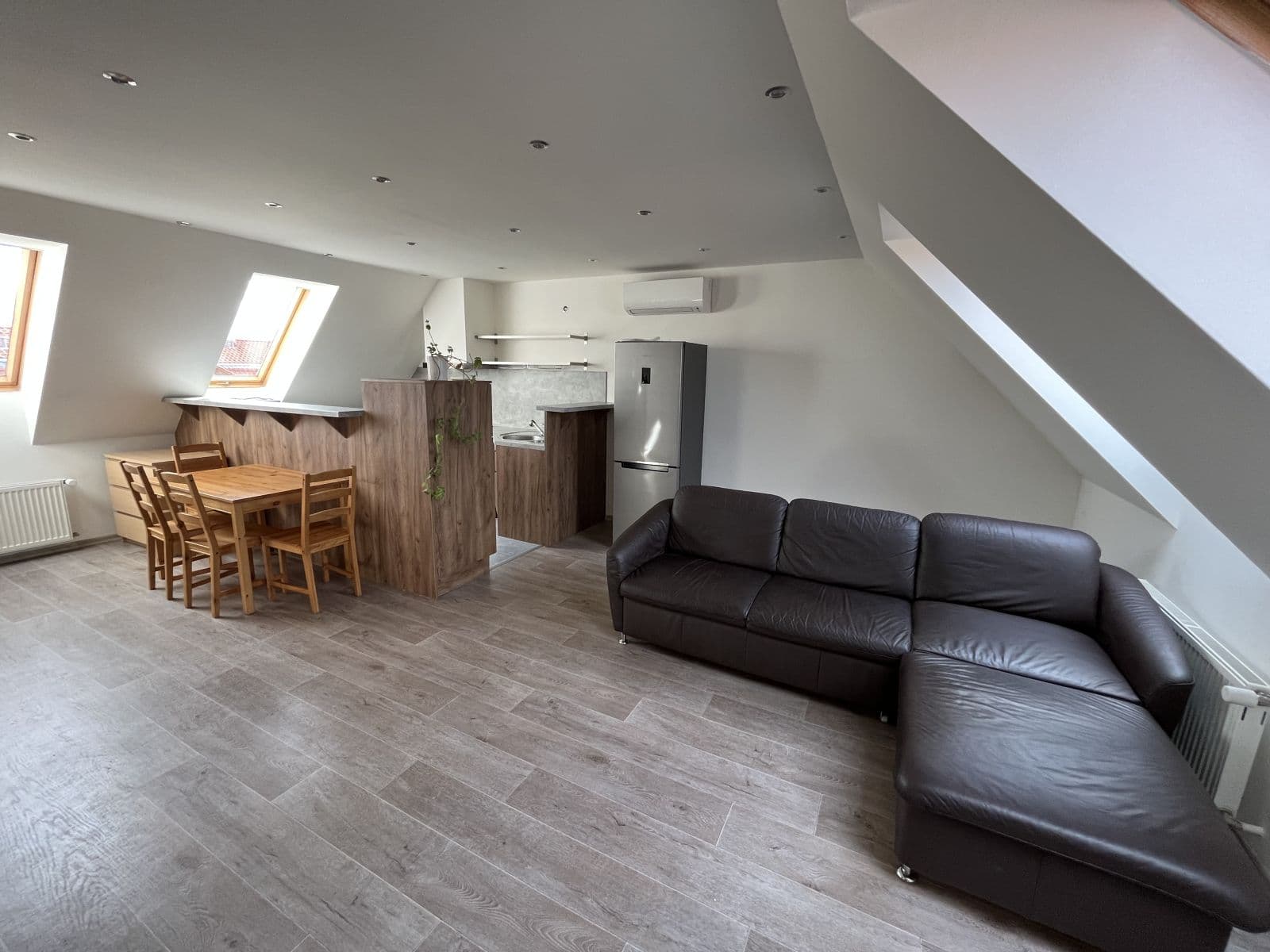 1 bedroom with open-plan kitchen flat to rent, 80 m², Mezi Domy, Jesenice, Středočeský Region 1 bedroom with open-plan kitchen flat to rent, 80 m², Mezi Domy, Jesenice, Středočeský Region