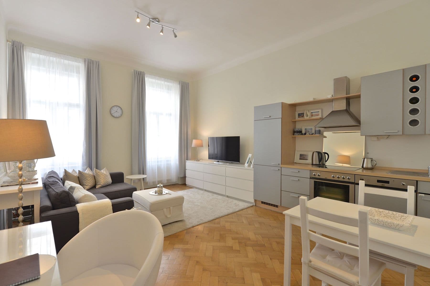 1 bedroom with open-plan kitchen flat to rent, 55 m², Varšavská, Prague, Prague 1 bedroom with open-plan kitchen flat to rent, 55 m², Varšavská, Prague, Prague