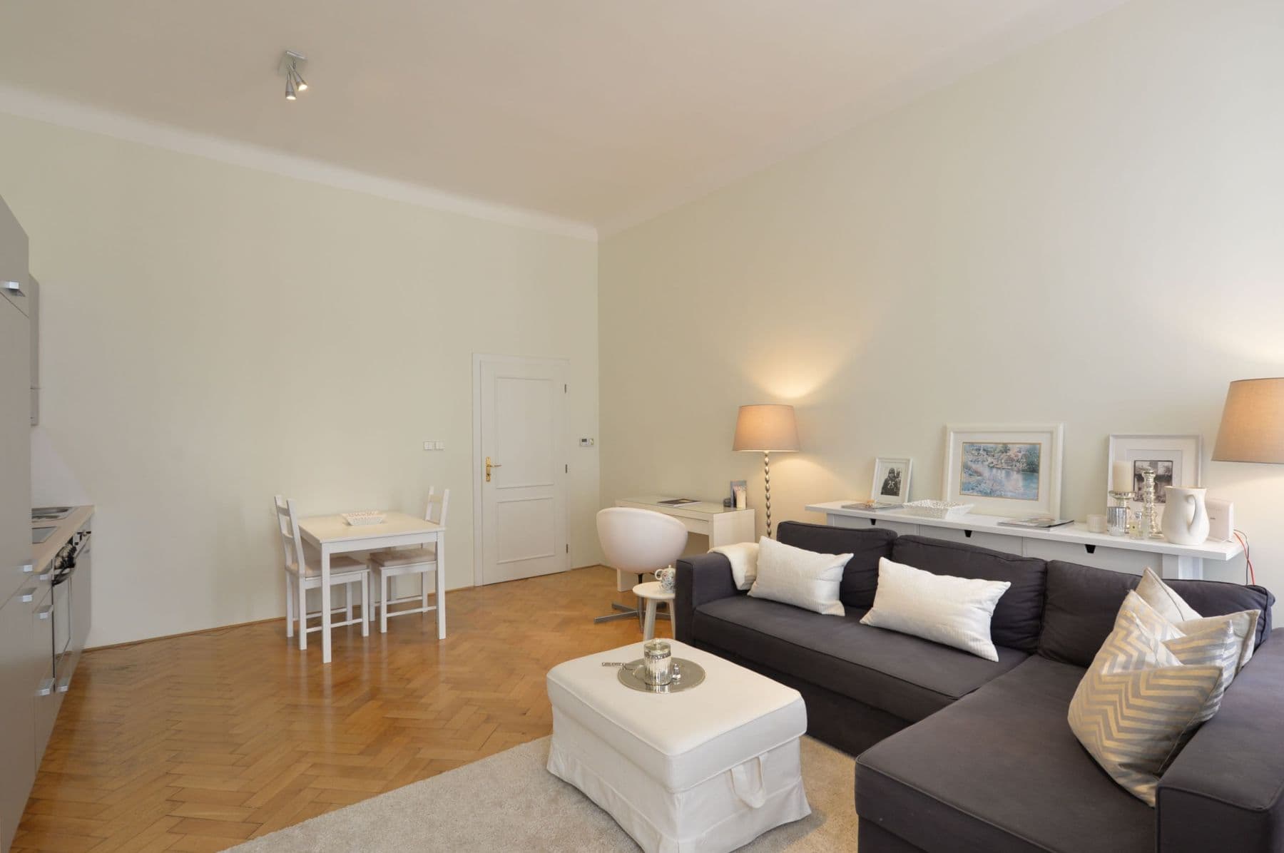 1 bedroom with open-plan kitchen flat to rent, 55 m², Varšavská, Prague, Prague 1 bedroom with open-plan kitchen flat to rent, 55 m², Varšavská, Prague, Prague