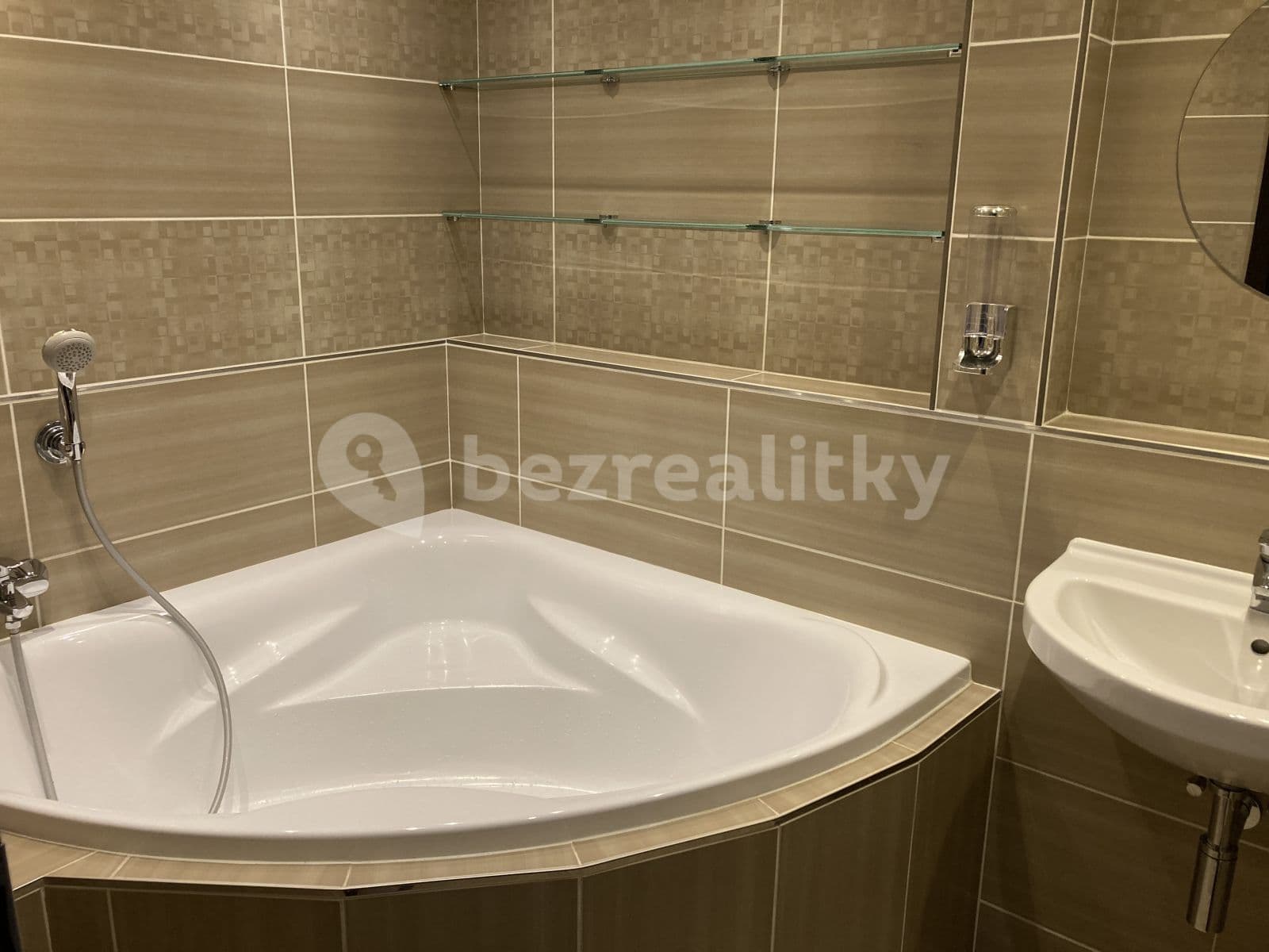 2 bedroom with open-plan kitchen flat to rent, 83 m², T. G. Masaryka, Horoměřice, Středočeský Region 2 bedroom with open-plan kitchen flat to rent, 83 m², T. G. Masaryka, Horoměřice, Středočeský Region