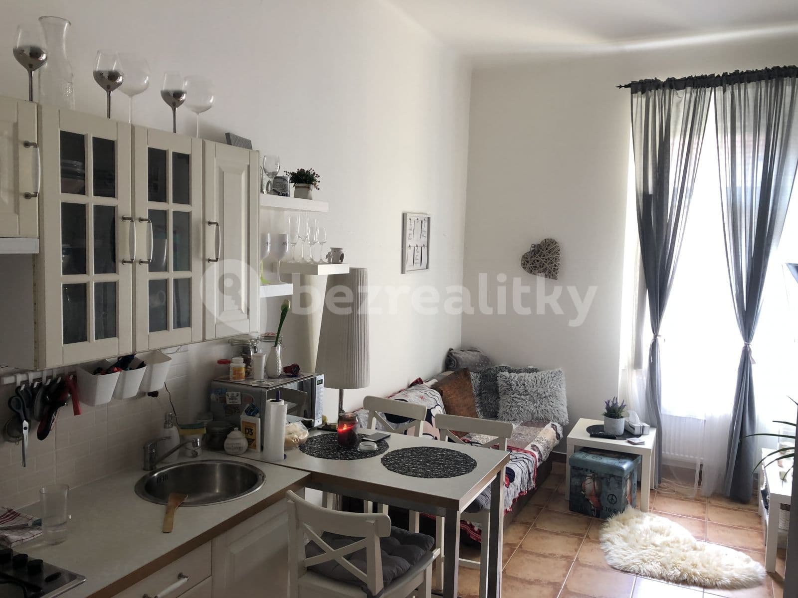 1 bedroom with open-plan kitchen flat to rent, 42 m², Grafická, Prague, Prague 1 bedroom with open-plan kitchen flat to rent, 42 m², Grafická, Prague, Prague