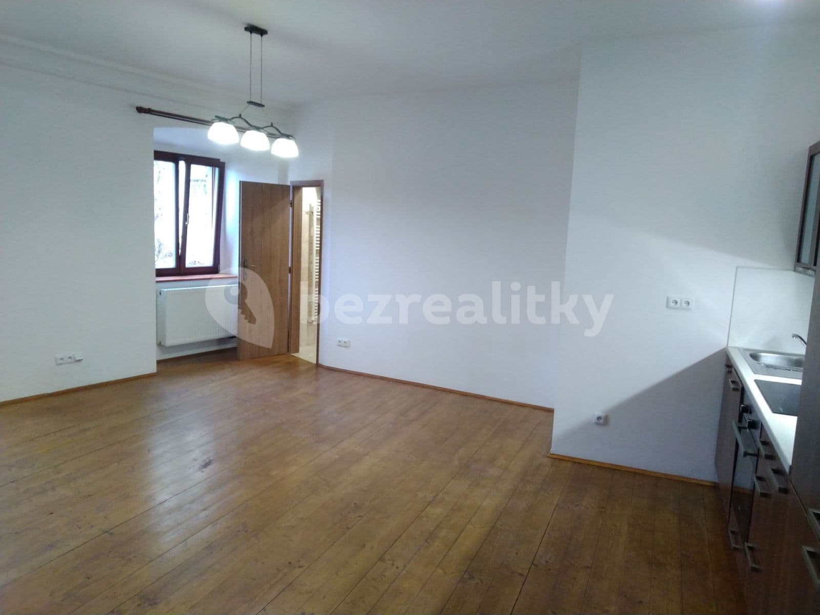 1 bedroom with open-plan kitchen flat to rent, 39 m², Kynského, Slaný, Středočeský Region
