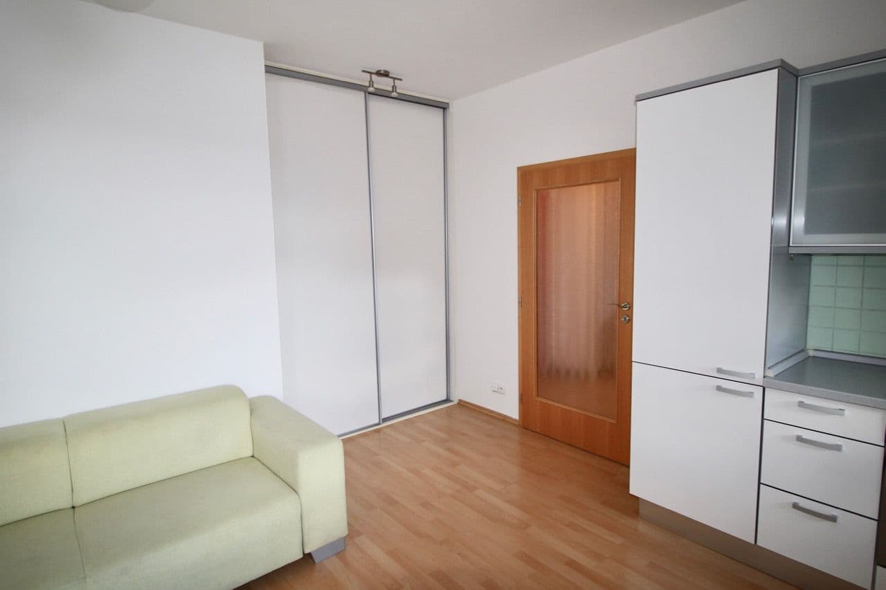 Studio flat to rent, 44 m², Pod Klamovkou, Prague, Prague Studio flat to rent, 44 m², Pod Klamovkou, Prague, Prague