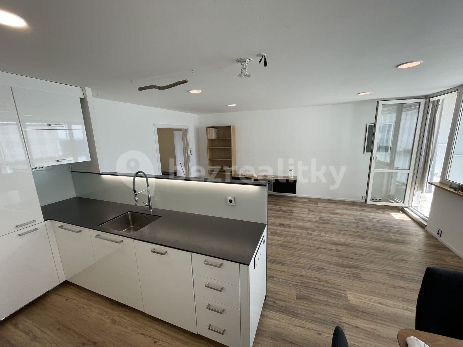 3 bedroom with open-plan kitchen flat to rent, 86 m², Amforová, Prague, Prague 3 bedroom with open-plan kitchen flat to rent, 86 m², Amforová, Prague, Prague