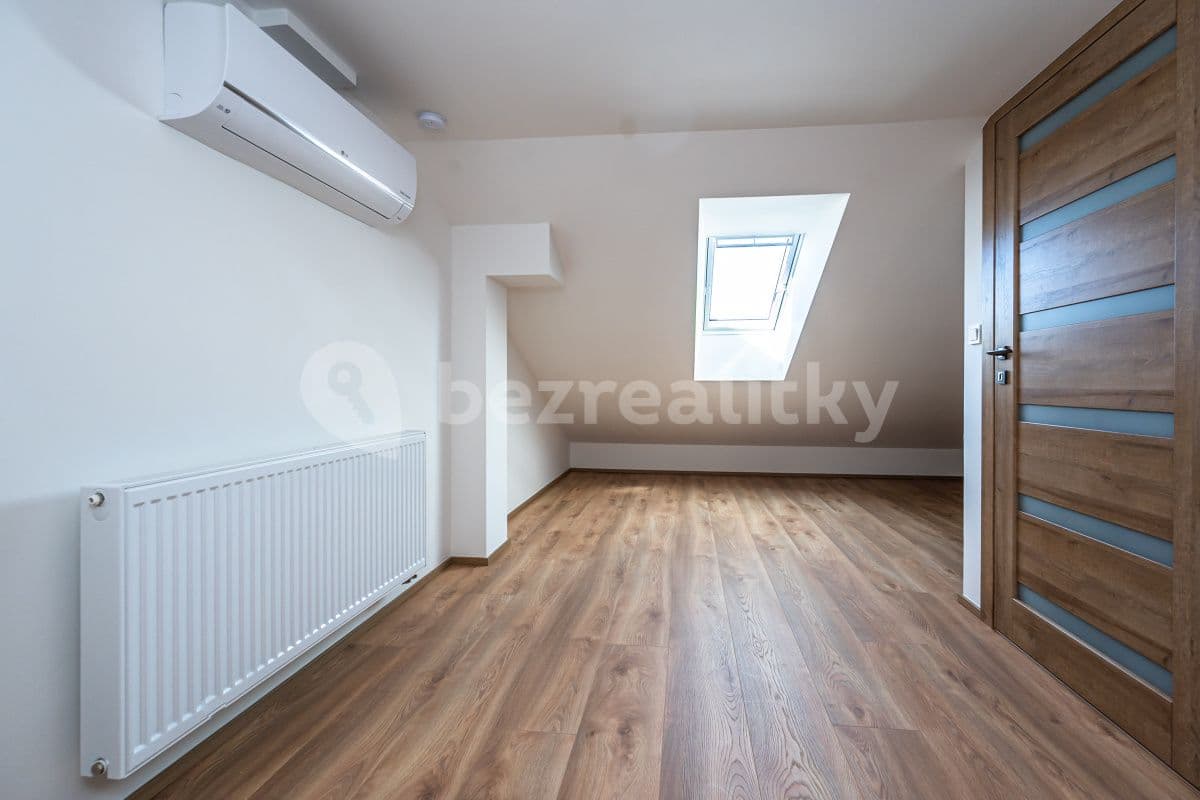 5 bedroom flat for sale, 120 m², Dobříč, Středočeský Region
