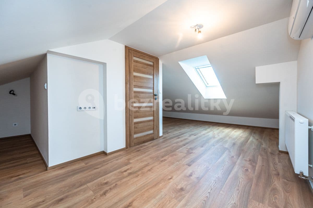 5 bedroom flat for sale, 120 m², Dobříč, Středočeský Region
