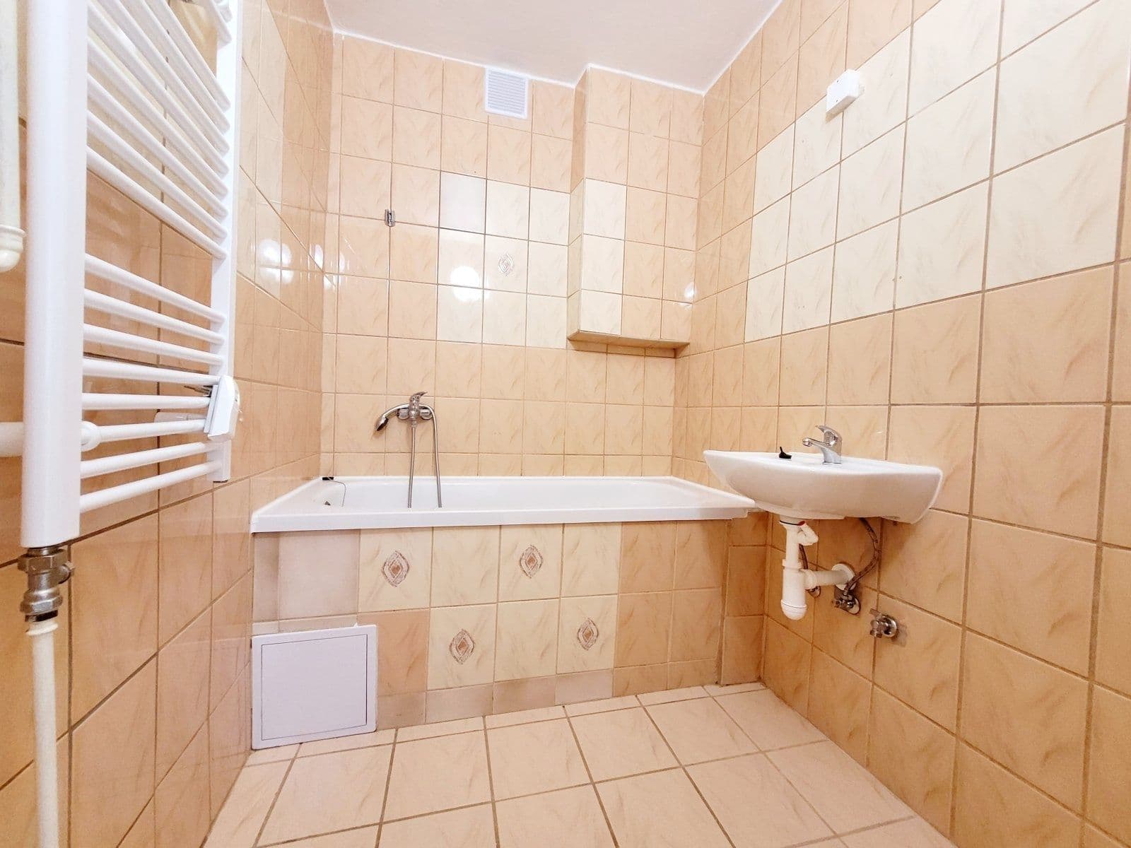 2 bedroom with open-plan kitchen flat to rent, 78 m², Hlavní třída, Havířov, Moravskoslezský Region 2 bedroom with open-plan kitchen flat to rent, 78 m², Hlavní třída, Havířov, Moravskoslezský Region