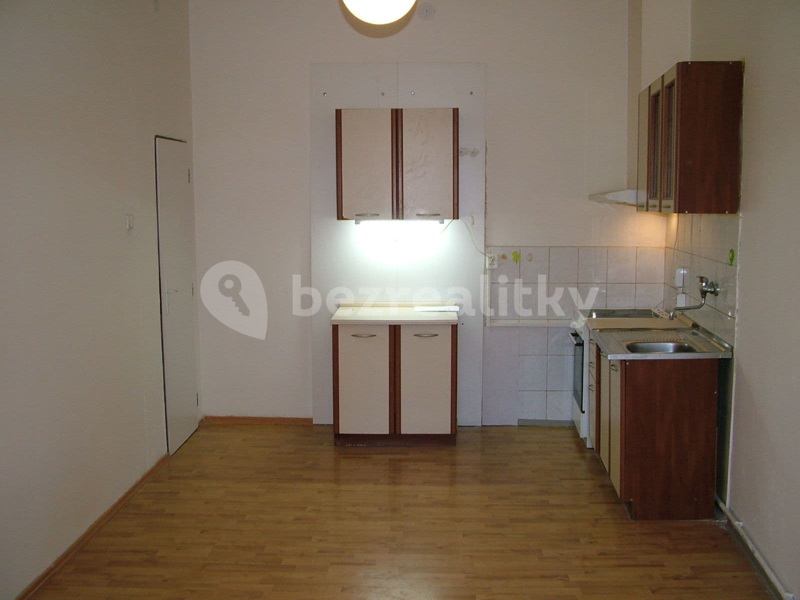 Studio flat to rent, 26 m², Jiráskovo náměstí, Kolín, Středočeský Region