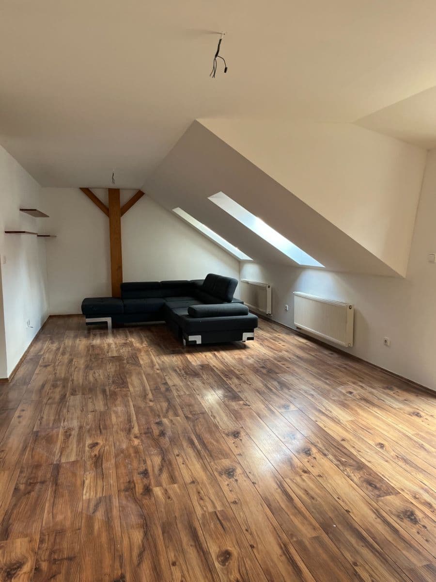 3 bedroom flat to rent, 120 m², Havlíčkovo nám., Kladno, Středočeský Region 3 bedroom flat to rent, 120 m², Havlíčkovo nám., Kladno, Středočeský Region