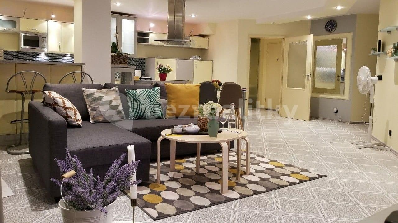 2 bedroom with open-plan kitchen flat to rent, 115 m², Běhounkova, Prague, Prague 2 bedroom with open-plan kitchen flat to rent, 115 m², Běhounkova, Prague, Prague