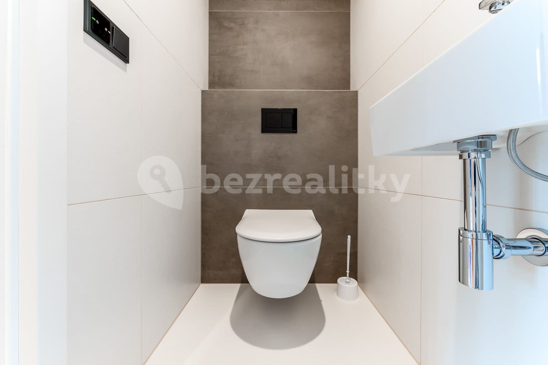 2 bedroom with open-plan kitchen flat to rent, 104 m², Grafická, Prague, Prague 2 bedroom with open-plan kitchen flat to rent, 104 m², Grafická, Prague, Prague