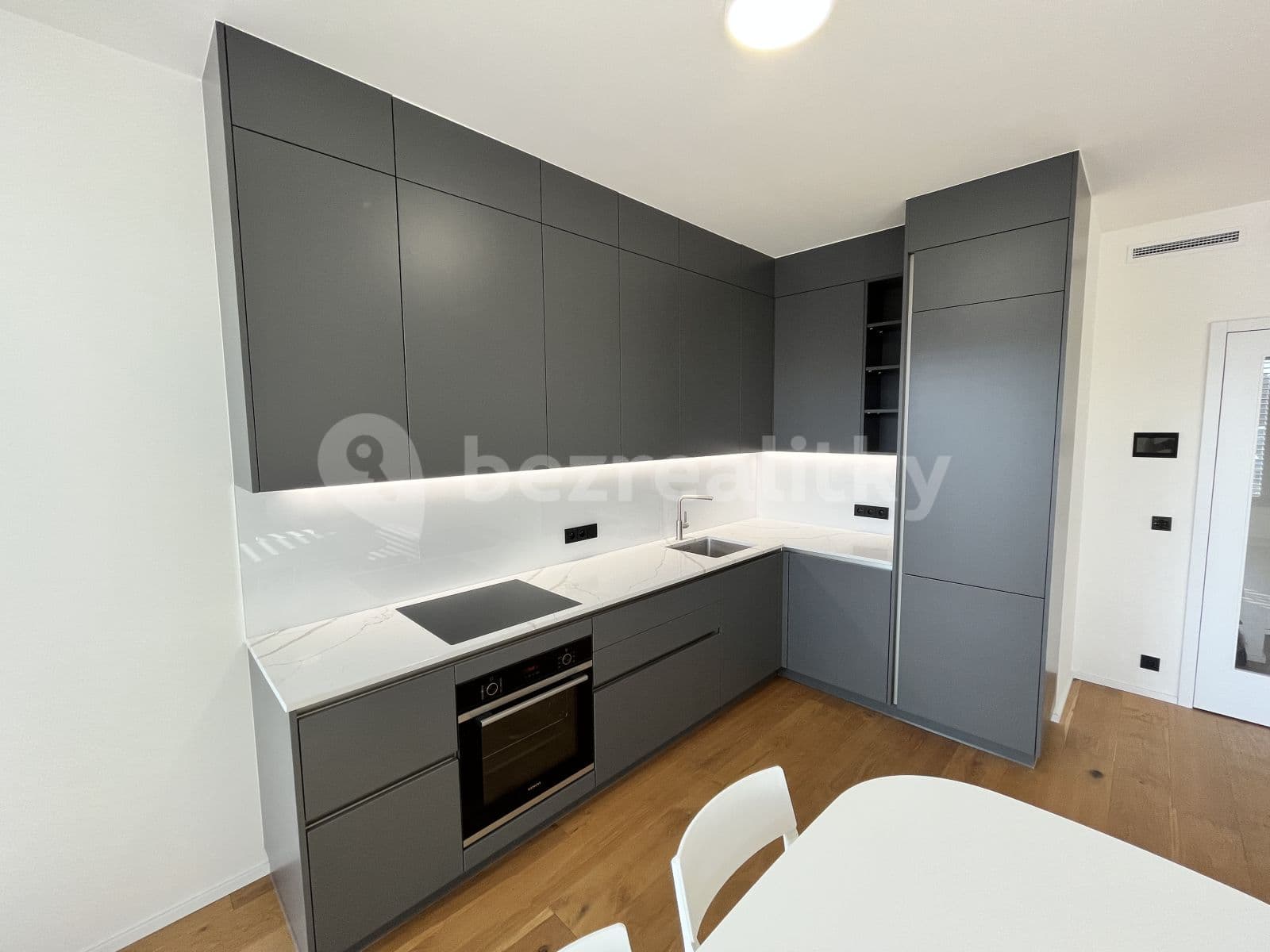 2 bedroom with open-plan kitchen flat to rent, 104 m², Grafická, Prague, Prague 2 bedroom with open-plan kitchen flat to rent, 104 m², Grafická, Prague, Prague