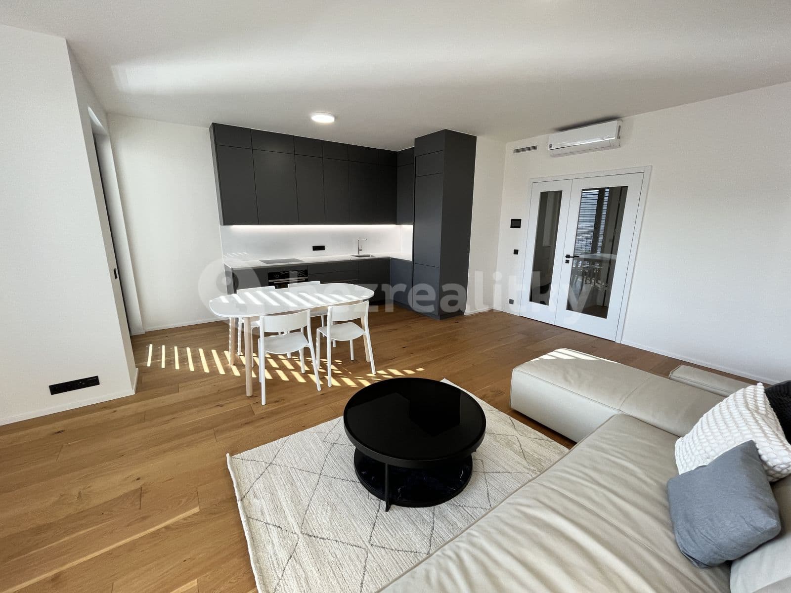 2 bedroom with open-plan kitchen flat to rent, 104 m², Grafická, Prague, Prague 2 bedroom with open-plan kitchen flat to rent, 104 m², Grafická, Prague, Prague