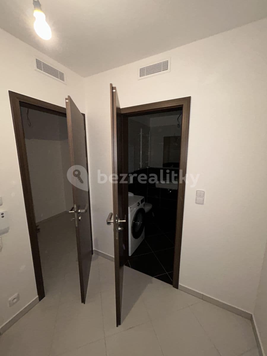 Studio flat to rent, 39 m², Ferrariho, Prague, Prague Studio flat to rent, 39 m², Ferrariho, Prague, Prague