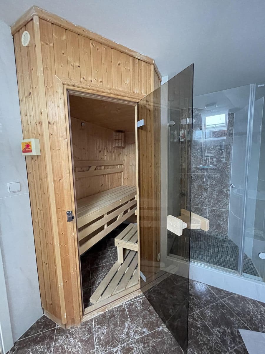 3 bedroom with open-plan kitchen flat to rent, 189 m², Seifertova, Prague, Prague 3 bedroom with open-plan kitchen flat to rent, 189 m², Seifertova, Prague, Prague