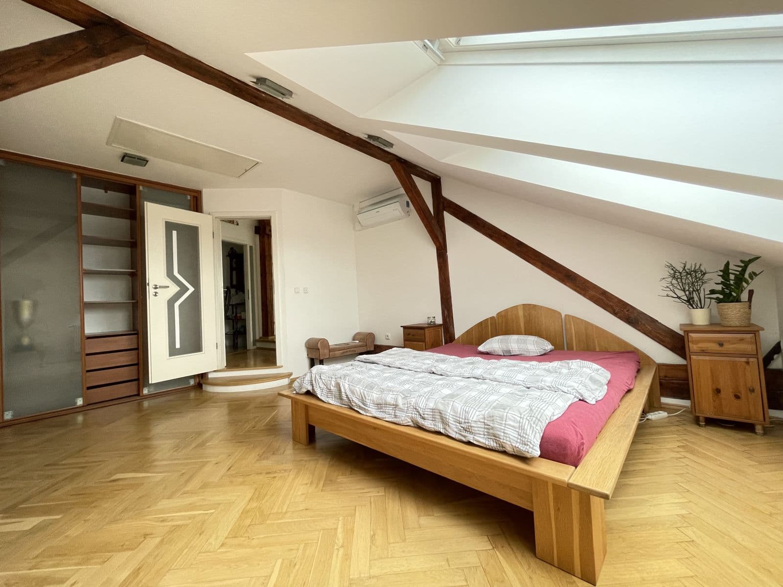 3 bedroom with open-plan kitchen flat to rent, 189 m², Seifertova, Prague, Prague 3 bedroom with open-plan kitchen flat to rent, 189 m², Seifertova, Prague, Prague