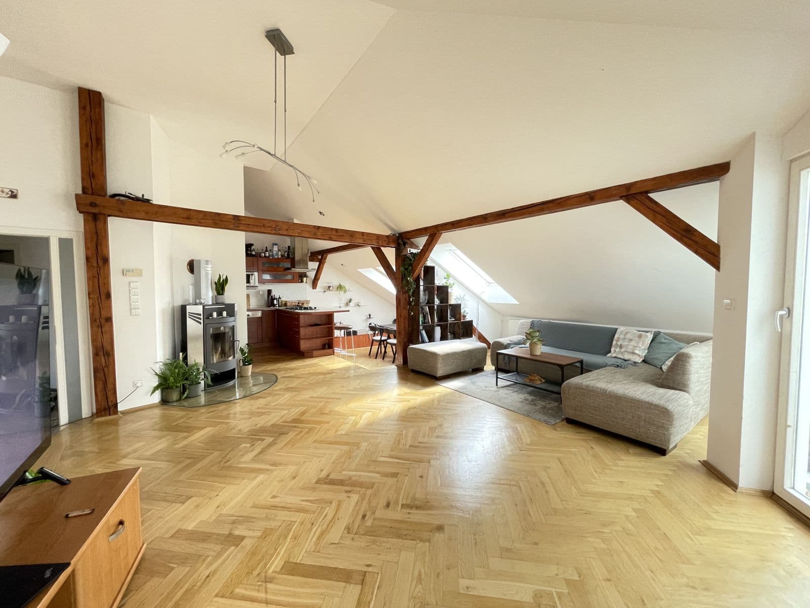 3 bedroom with open-plan kitchen flat to rent, 189 m², Seifertova, Prague, Prague 3 bedroom with open-plan kitchen flat to rent, 189 m², Seifertova, Prague, Prague