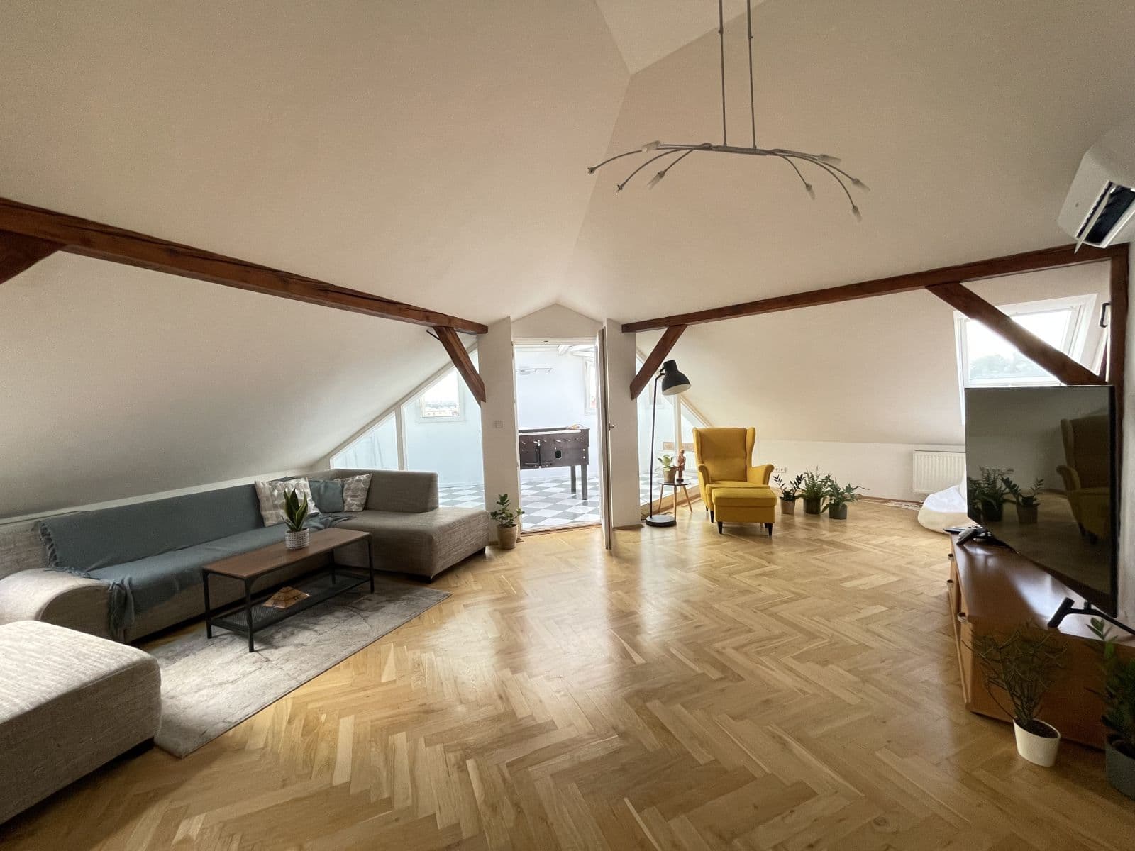 3 bedroom with open-plan kitchen flat to rent, 189 m², Seifertova, Prague, Prague 3 bedroom with open-plan kitchen flat to rent, 189 m², Seifertova, Prague, Prague