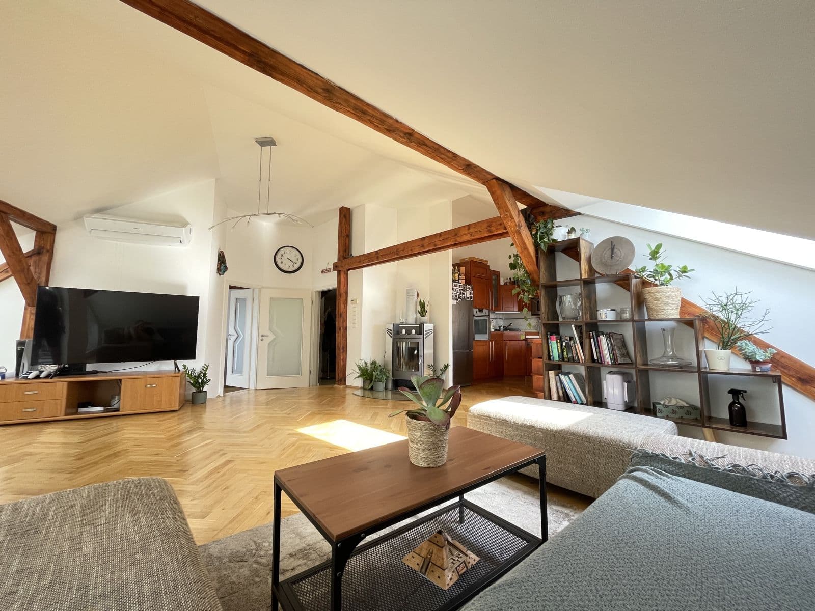 3 bedroom with open-plan kitchen flat to rent, 189 m², Seifertova, Prague, Prague 3 bedroom with open-plan kitchen flat to rent, 189 m², Seifertova, Prague, Prague