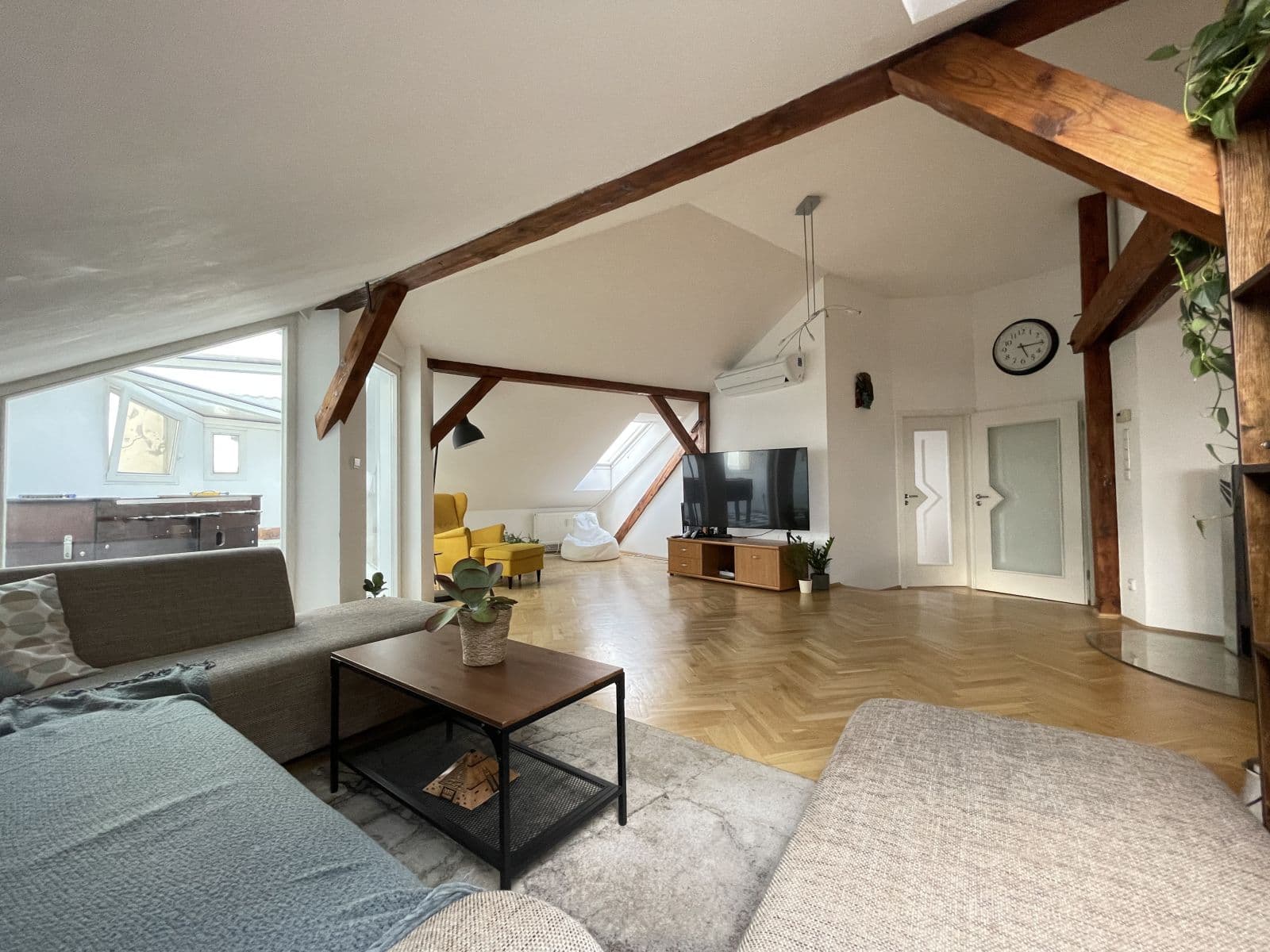 3 bedroom with open-plan kitchen flat to rent, 189 m², Seifertova, Prague, Prague 3 bedroom with open-plan kitchen flat to rent, 189 m², Seifertova, Prague, Prague