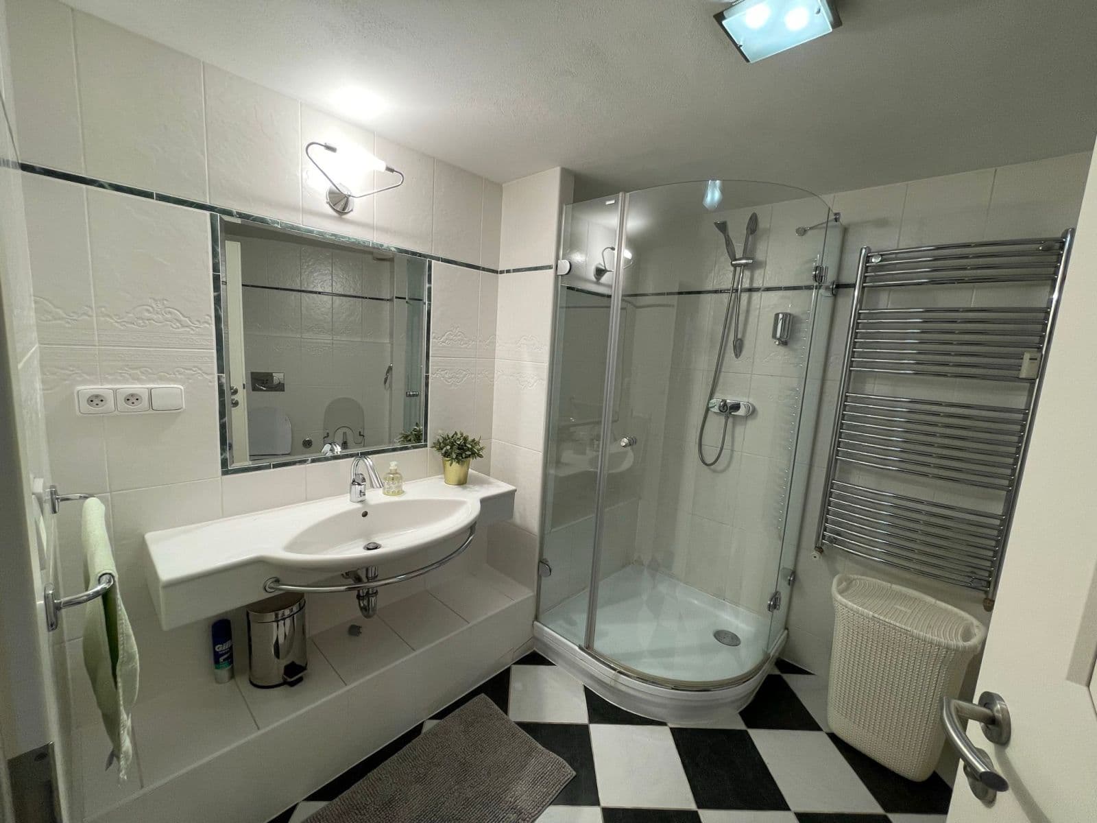 3 bedroom with open-plan kitchen flat to rent, 189 m², Seifertova, Prague, Prague 3 bedroom with open-plan kitchen flat to rent, 189 m², Seifertova, Prague, Prague