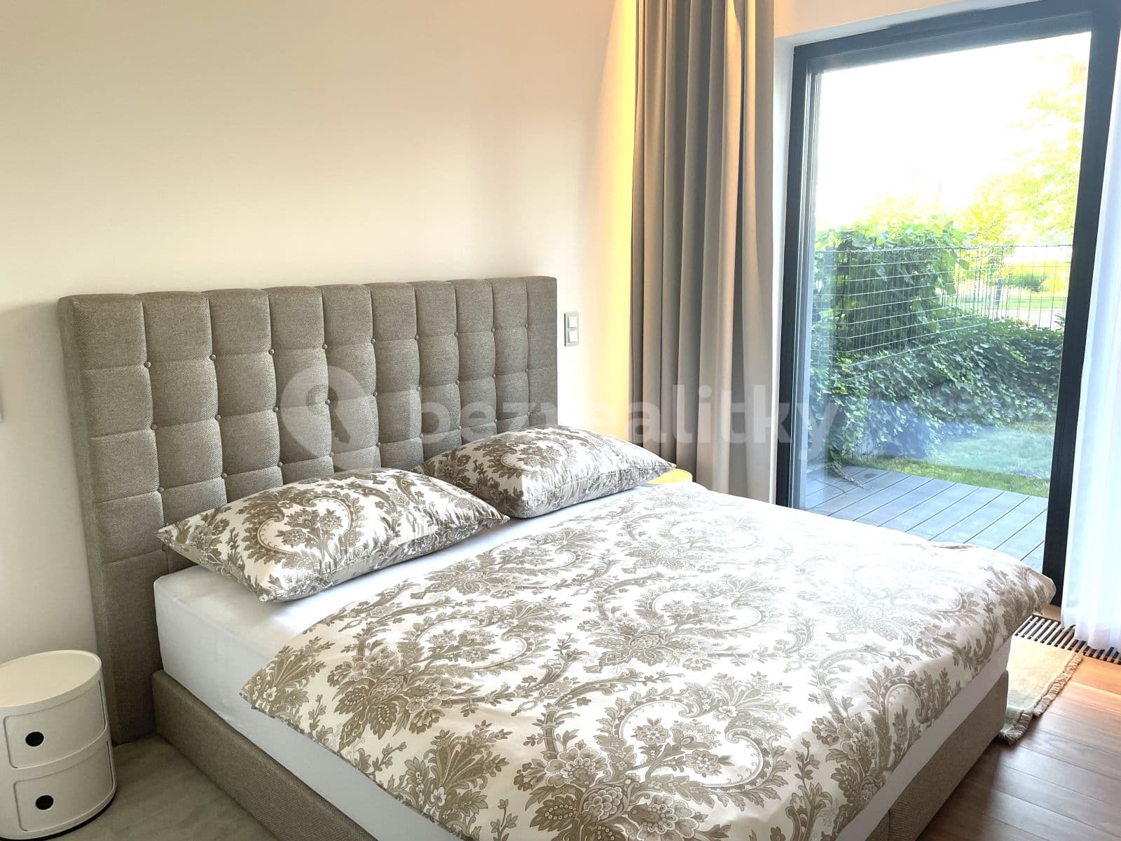 2 bedroom with open-plan kitchen flat to rent, 145 m², Sanderova, Prague, Prague 2 bedroom with open-plan kitchen flat to rent, 145 m², Sanderova, Prague, Prague