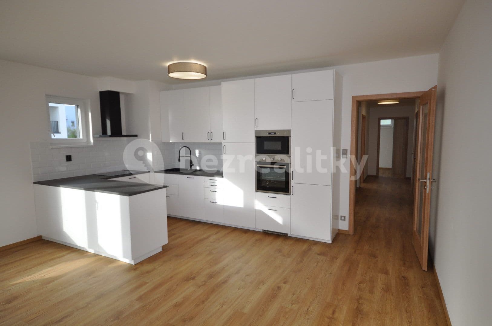 3 bedroom with open-plan kitchen flat to rent, 100 m², Drnovská, Prague, Prague 3 bedroom with open-plan kitchen flat to rent, 100 m², Drnovská, Prague, Prague