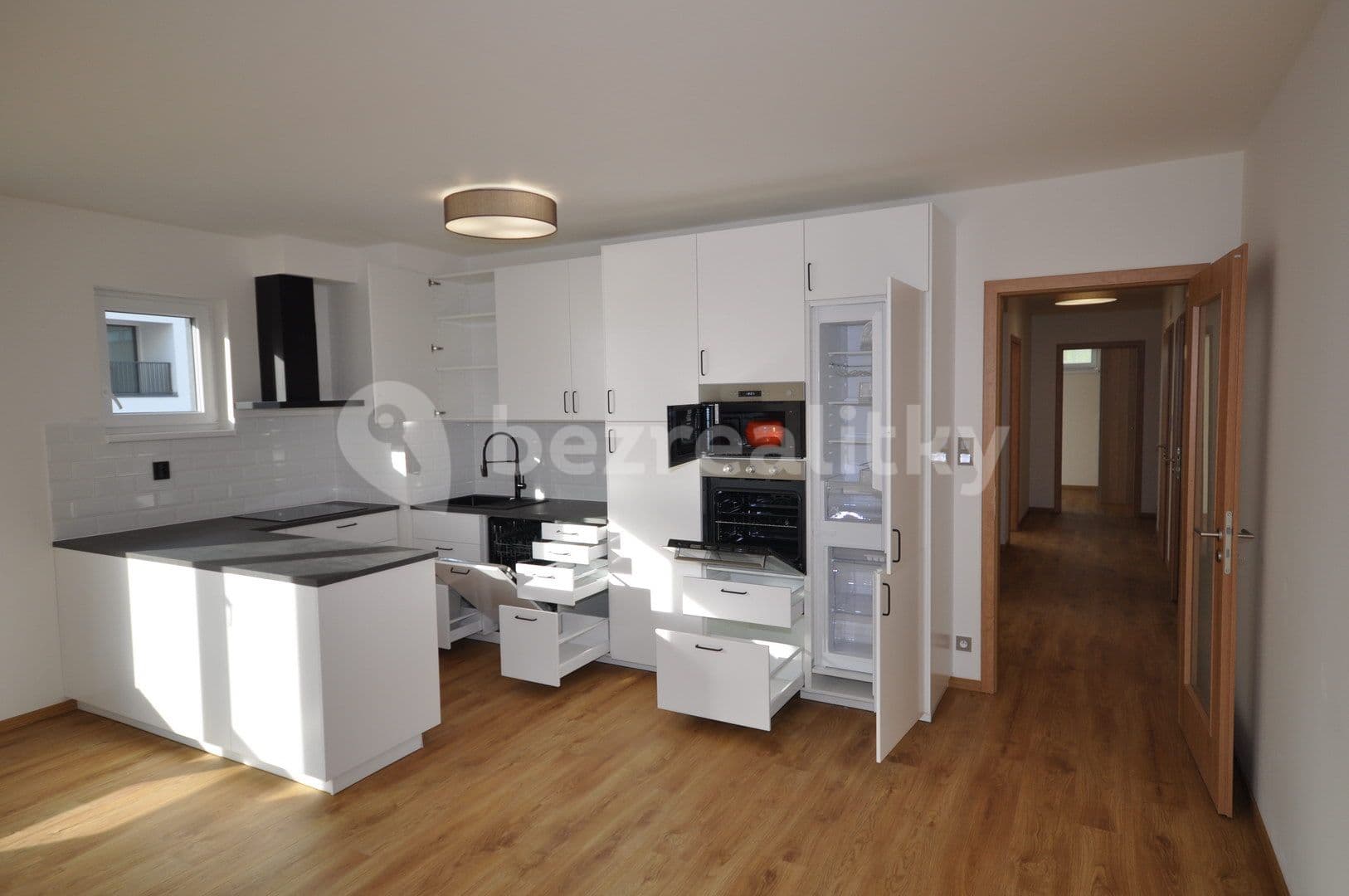 3 bedroom with open-plan kitchen flat to rent, 100 m², Drnovská, Prague, Prague 3 bedroom with open-plan kitchen flat to rent, 100 m², Drnovská, Prague, Prague