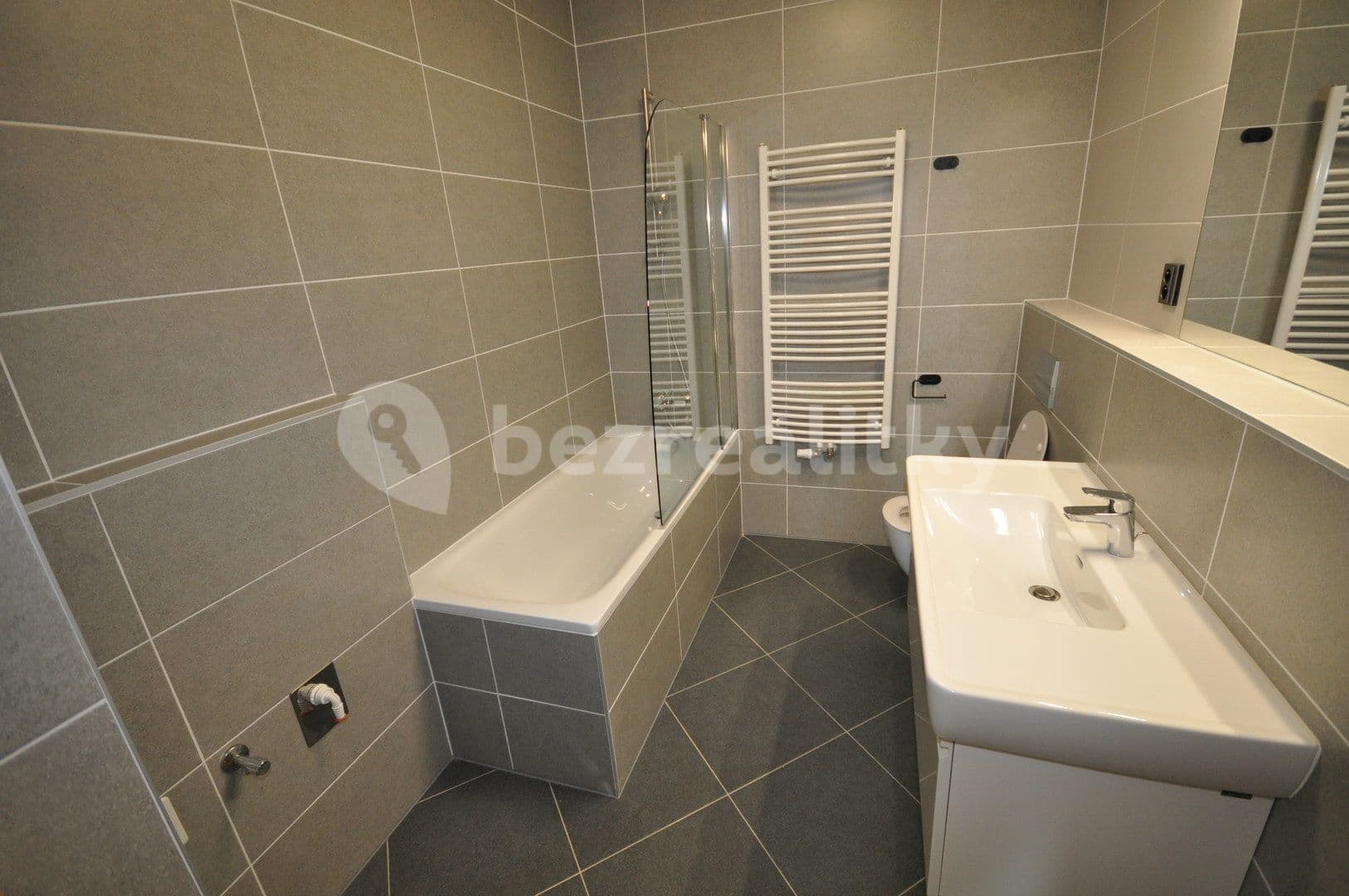 3 bedroom with open-plan kitchen flat to rent, 100 m², Drnovská, Prague, Prague 3 bedroom with open-plan kitchen flat to rent, 100 m², Drnovská, Prague, Prague